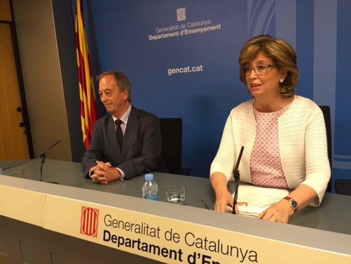 La consellera de Enseñanza, Irene Rigau, y el director general de Políticas educ