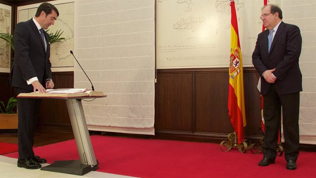 Suárez-Quiñones toma posesión como consejero ante la mirada de Herrera