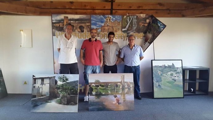Miembros del jurado con las obras ganadoras