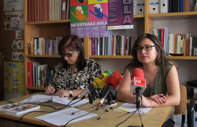 Las representantes de Adavas Salamanca, Manuela Torres (izq) y Charo de Castro