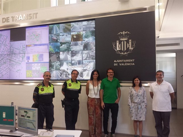 Sandra Gómez y Giuseppe Grezzi con miembros de la Policía Local y del CGT