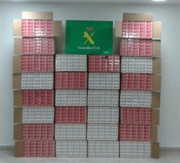 La Guardia Civil ha incautado un total de 7.000 cajetillas de tabaco.