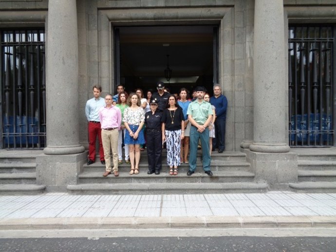 María del Carmen Hernández Bento guardando un minuto de silencio