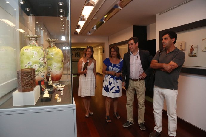 Jarrones expuestos en la retrospectiva "Oriente en las colecciones del siglo XIX