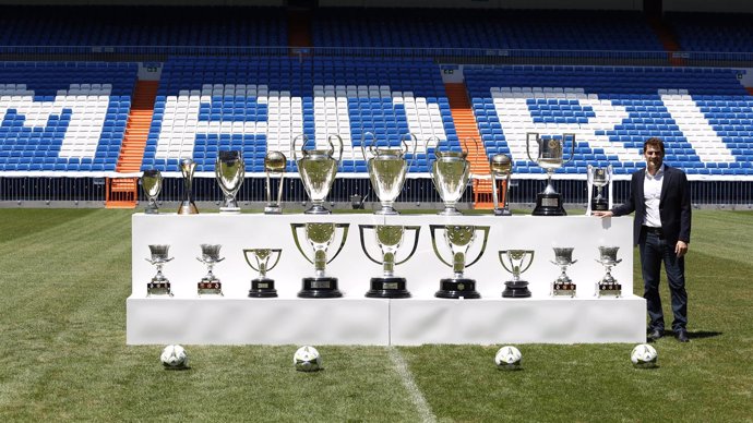 Iker Casillas posando con los trofeos conseguidos con el Real Madrid 