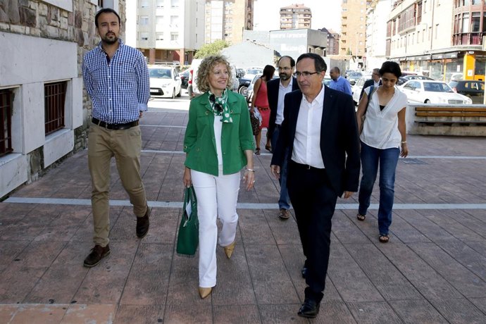 La vicepresidenta visita Torrelavega en su primer día en el cargo 