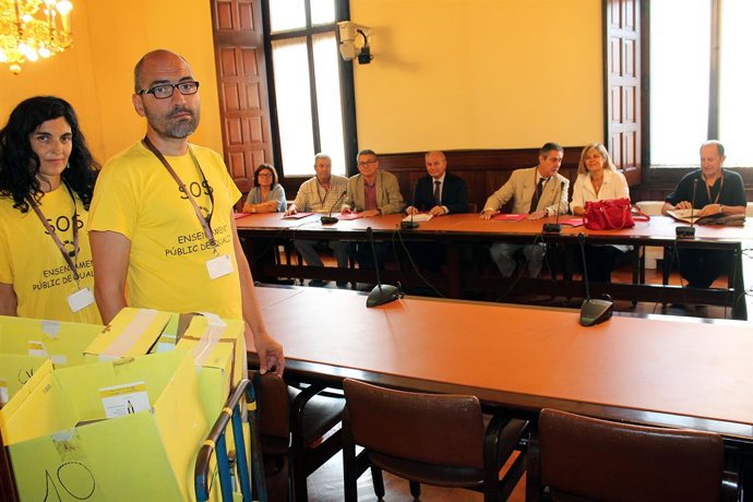 Los representantes de la ILP educativa Empar Navarro y Ramon Font en el Parlamen