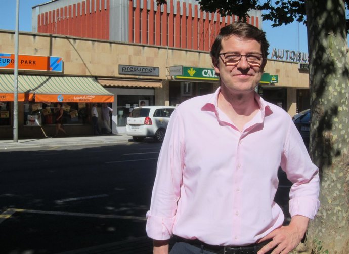 Fernández Mañueco delante de la estación