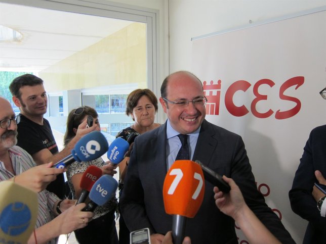 El presidente de la Comunidad, Pedro Antonio Sánchez, atiende a los medios