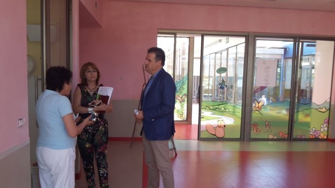 Alcalde de Astillero visita la escuela infantil 