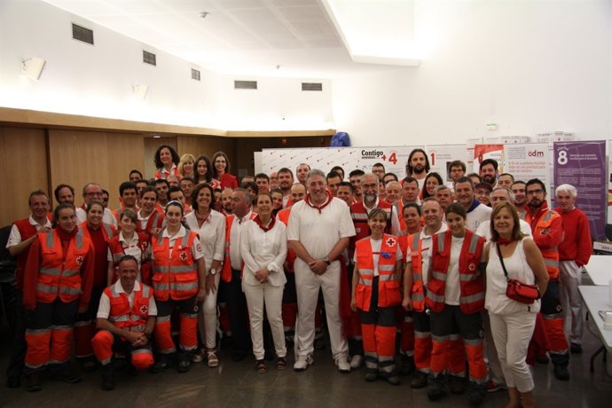 Joseba Asiron y Uxue Barkos con la Cruz Roja.