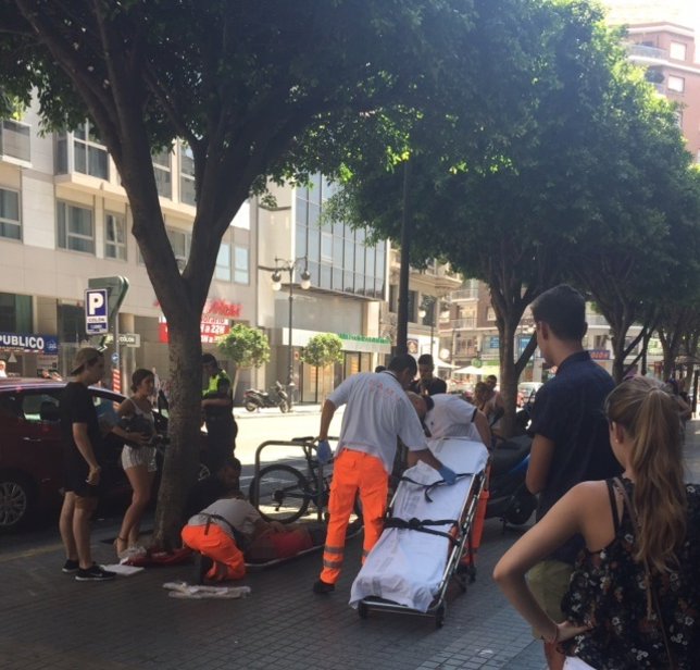 Un motorista resulta herido tras ser arrollado por un vehículo en la calle Colón