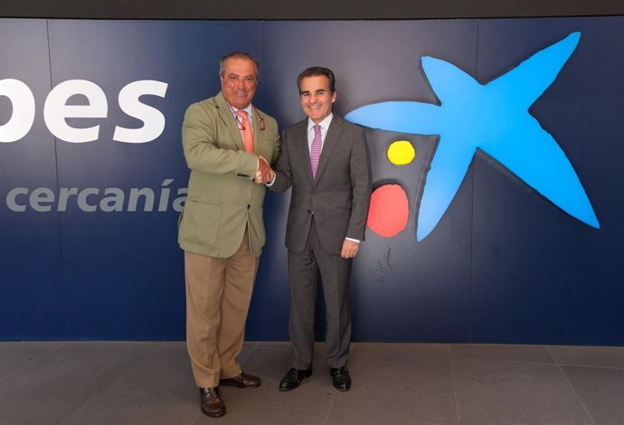 Rafael Hidalgo, de las carreras de Sanlúcar, y Rafael Herrador, de CaixaBank