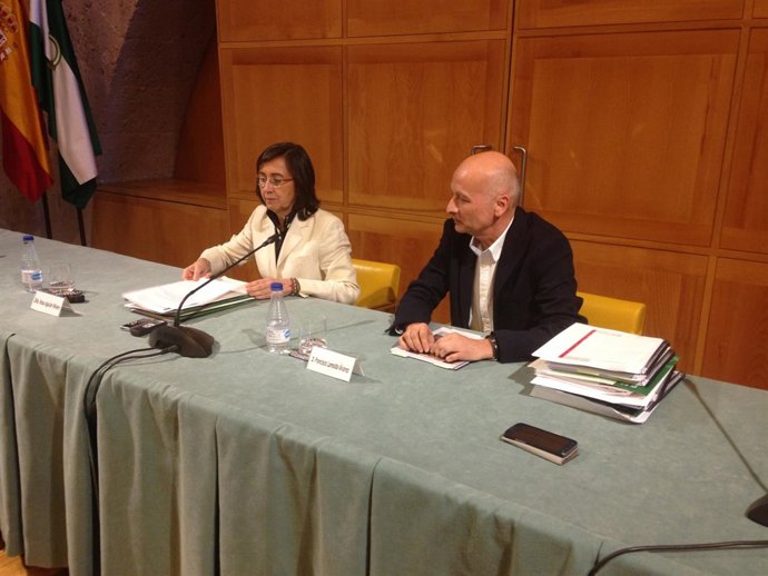 Rosa Aguilar, a la izquierda, tras el Patronato de la Alhambra