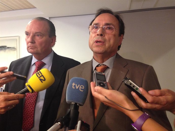 El conseller Vicent Soler atiende a los medios, acompañado por Morata (Cámara).