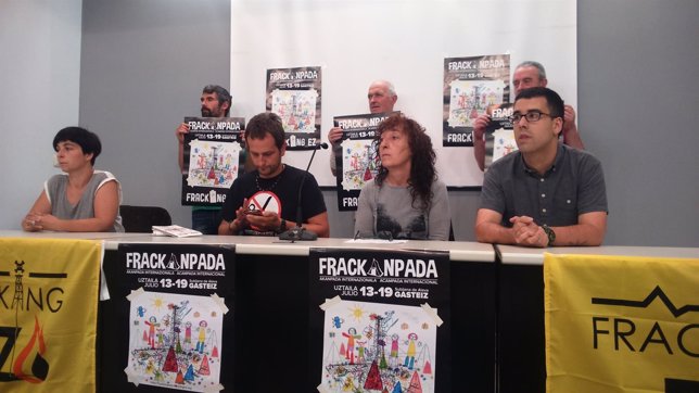 Miembros del movimiento FRACKING EZ en la sede de ELA, Bilbao.