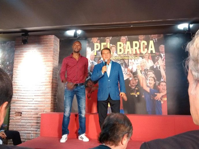 Eric Abidal con Joan Laporta