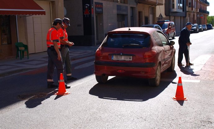 Policías forales junto al vehículo causante del atropello.