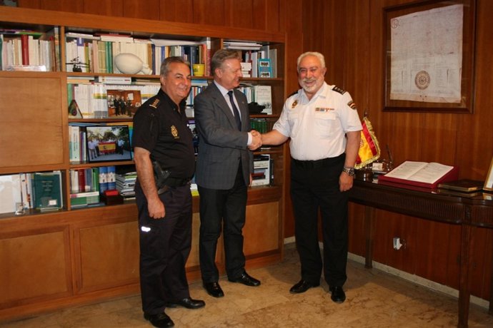 Primo Jurado saluda a Suárez en presencia de Lorente