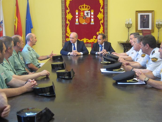El ministro del Interior con los mandos policiales de Cantabria 