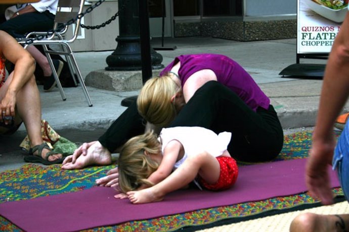 Yoga. Niña haciendo yoga. Ejercicio.