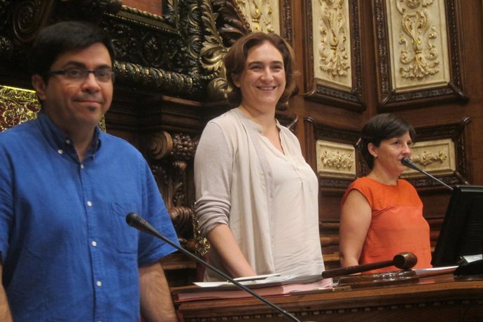 Gerardo Pisarello, Ada colau y Laia Ortiz, en el Ayuntamiento de Barcelona