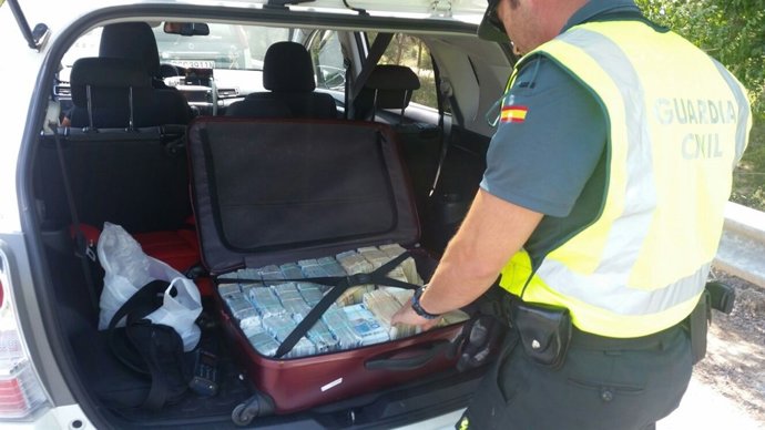 Requisan 700.000 euros a un viajero libanés