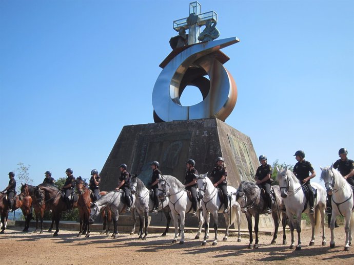 Los doce jinetes de la unidad de caballería de la Policía Nacional