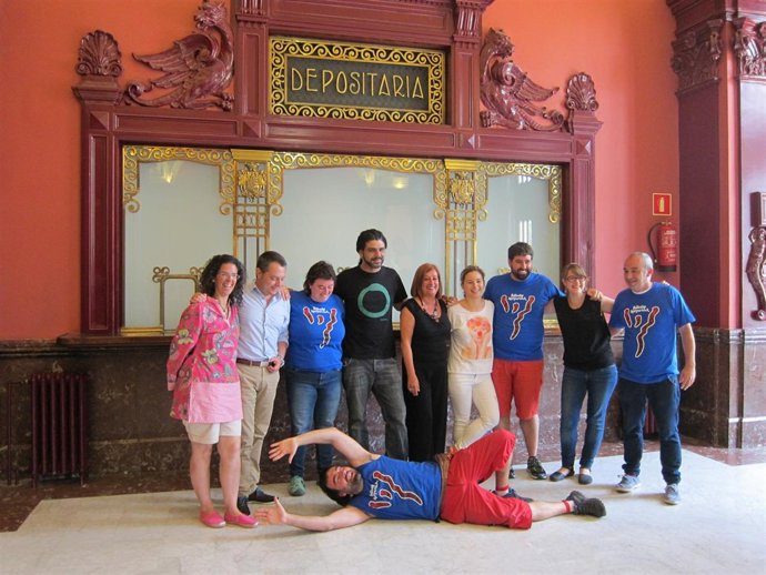 Itziar Urtasun junto con el resto de miembros de la Comisión de Fiestas