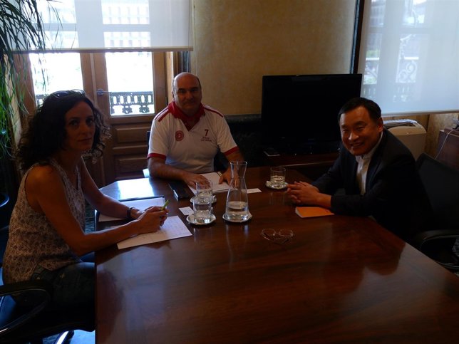 Estefanía Munárriz, el consejero Javier Morrás y el embajador Hee-Kwon Park