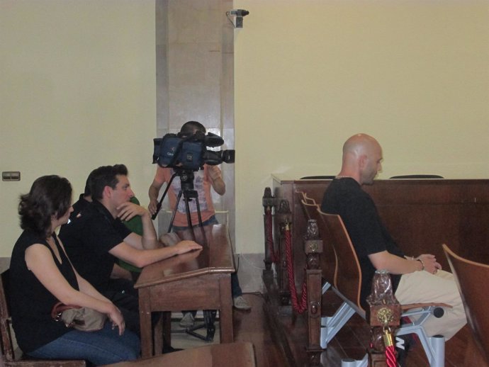 Manuel Jesús C. C. Sentando en el banquillo de la Audiencia durante el juicio