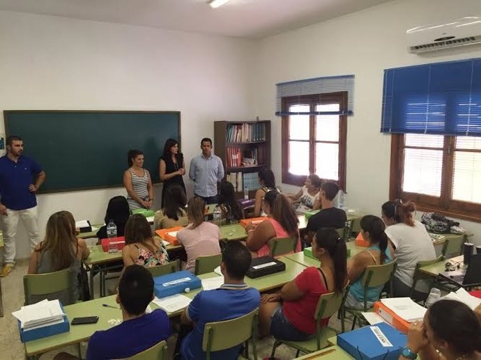 El director del IAJ, Raúl Perales, en un campo de trabajo de Cortelazor (Huelva)