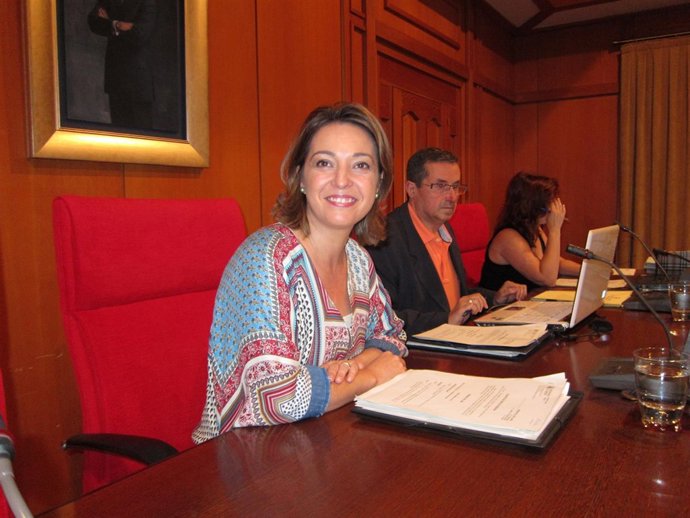La alcaldesa, Isabel Ambrosio (PSOE), preside el Pleno, con Lavela a su lado