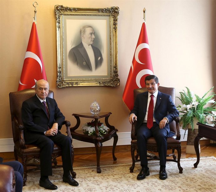 Ahmet Davutoglu y Devlet Bahceli