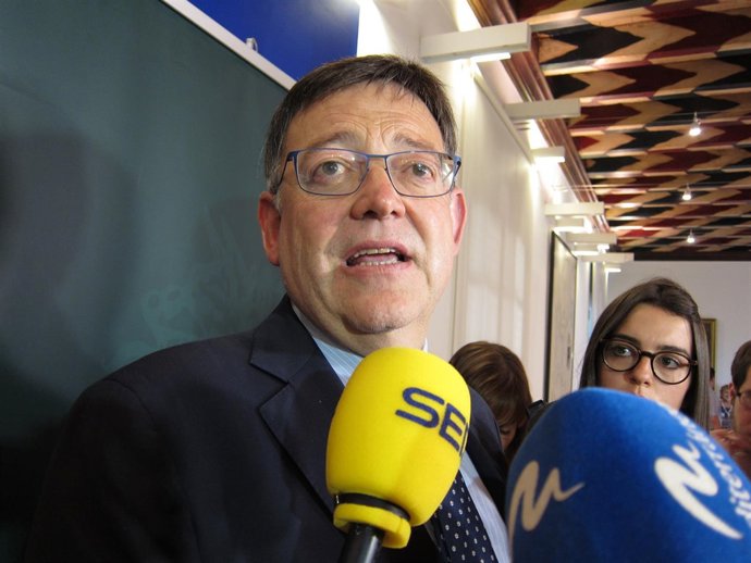 El presidente de la Generalitat, Ximo Puig, atiende a los periodistas.