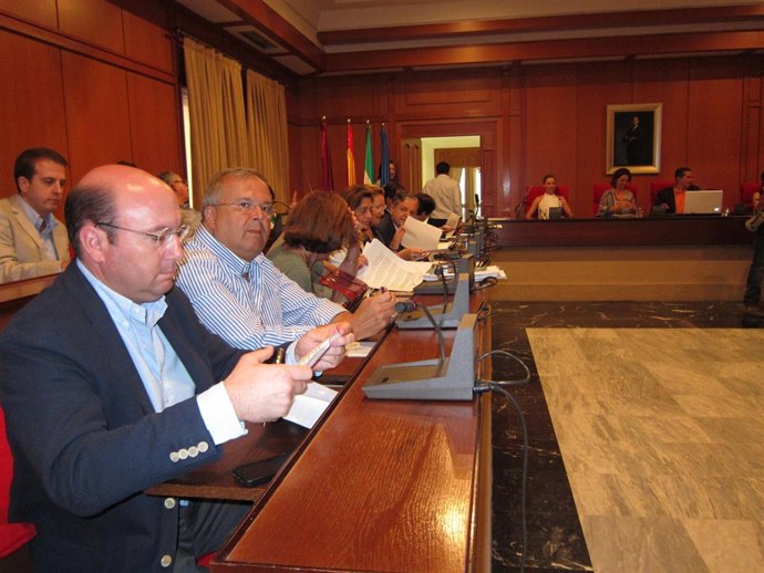 Navas (primer plano), que ha renunciado a ser edil, asiste a su último Pleno