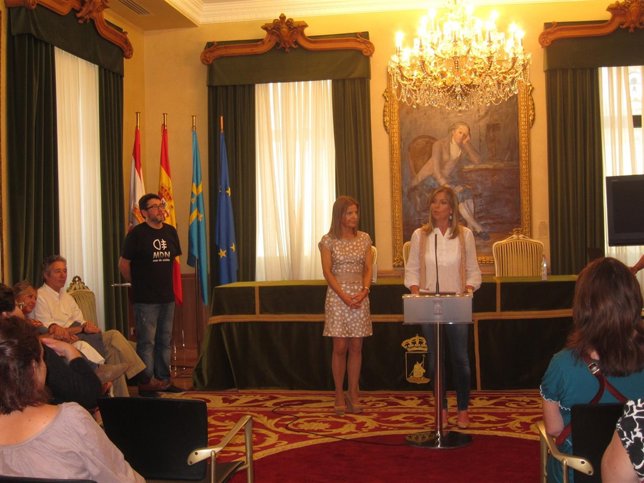 La consejera de Bienestar Social y la asociación Mar de Niebla