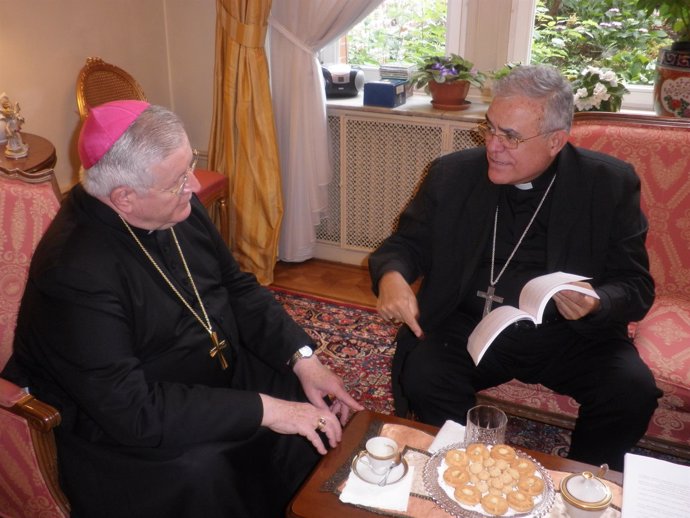 El obispo (dcha.) con el nuncio apostólico ante la UE