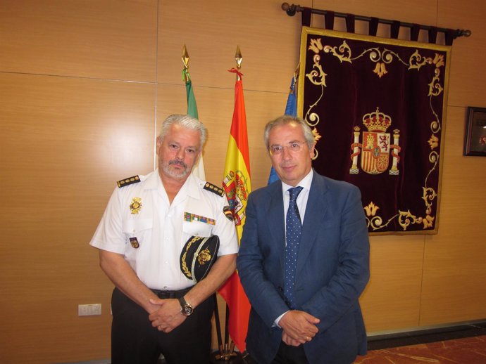 El subdelegado del Gobierno en Cádiiz, Javier de Torre, se despide del comisario
