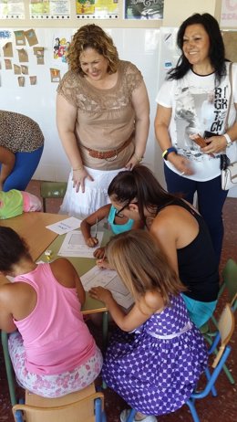 Visita de Ángeles Jiménez a la escuela 'Majarele'