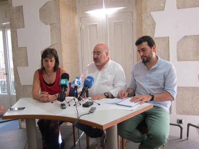 Lara Barros, Roberto García y Breogán Riobóo, sobre el lácteo