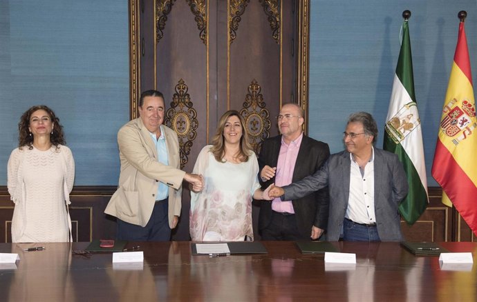 Susana Díaz firma el acuerdo con UGT, CCOO y CSIF