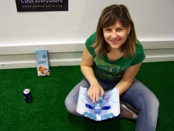 Paola Fatás junto con el producto que ha desarrollado