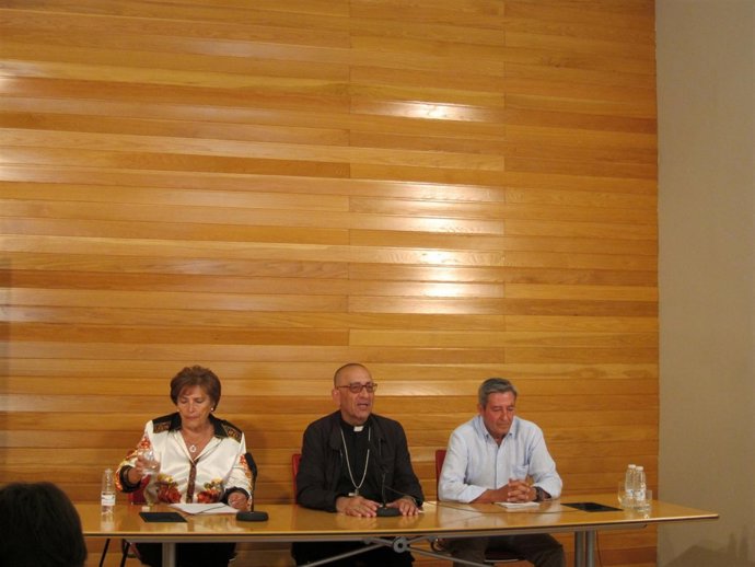 El obispo Omella junto a la delegada Huelbes en la rueda de prensa