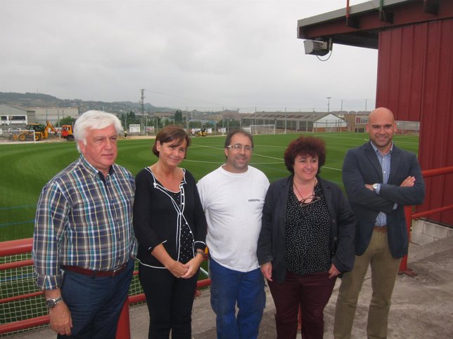 Carmen Moriyón y alcaldesa y concejal Jesús Martinez visitan campo futb