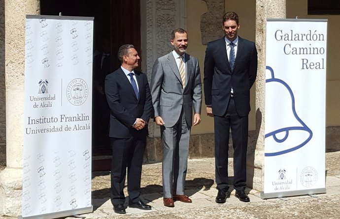 Pau Gasol recibe un premio del Rey Felipe VI