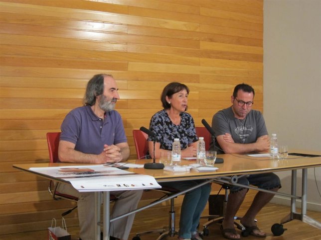 La alcaldesa junto con dos miembros de la organización de la feria 