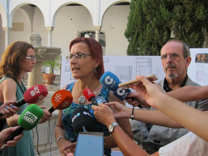 La delegada de Cultura junto al responsable de la empresa constructora.