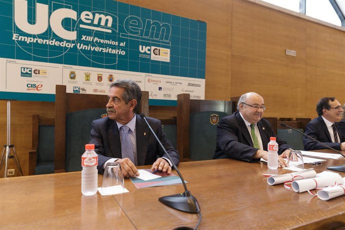 Revilla en la entrego de los Premios UCem al Emprendedor Universitario