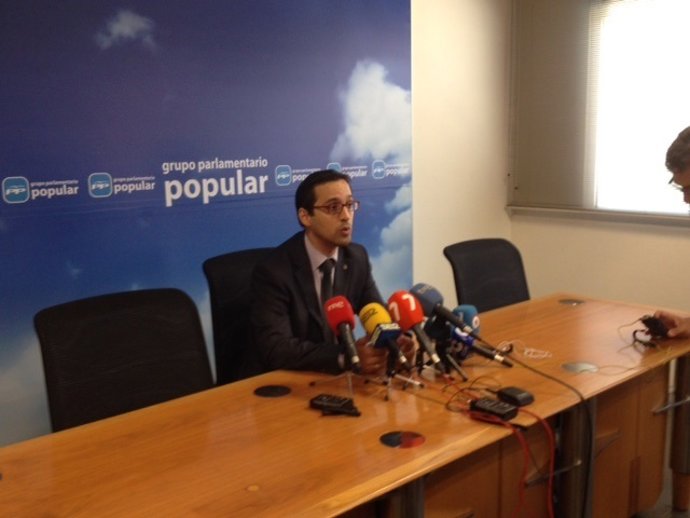 El decano del Colegio de Ciencias Políticas de la Región, Javier Sierra